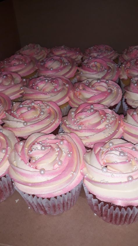 Pink Birthday Theme Ideas, Pink Sweet 16 Food, Cupcakes Snapchat, Pink 21st Birthday Cupcakes, 16th Birthday Cupcakes, Boujee Birthday Cupcakes, Pink Birthday Ideas, Pink Cupcake Aesthetic, Pretty Pink Cupcakes Birthdays