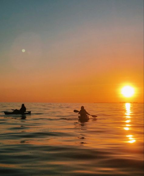 Lake Ontario sunset kayaking kayak trip exploring travel vacation aesthetic calm Kayak Aesthetic, Kayaking Aesthetic Friends, Kayaking Aesthetic, Kayaking Sunset, Sunset Kayaking, Ocean Kayaking, California Roadtrip, Kayak Trip, Lake Sunset