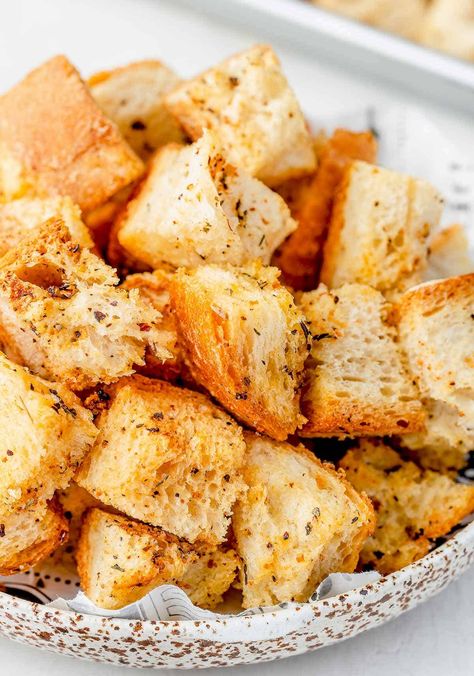 Texas Roadhouse Croutons Recipe - Chefjar Crouton Recipe, Gluten Free Croutons, Crouton Recipes, Gluten Dairy Free Recipes, Rice Bread, Easy Pizza Dough, Vegetarian Italian, Toast In The Oven, Salads Bowls