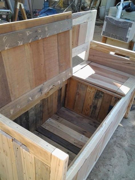 DIY: Pallet Storage Bench                                                       … Pallet Storage Bench, Diy Pallet Storage, Diy Bank, Outdoor Bench Seating, Outdoor Storage Bench, Diy Storage Bench, Pallet Storage, Bar Outdoor, Pallet Bench