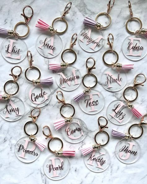 Personalised Business Ideas, Xmas Crafts To Sell, Cricut Keychains, Keychains Ideas, Mirror Letters, Personalised Keyrings, Personalised Gifts Diy, Employee Appreciation Gifts, Personalised Pens