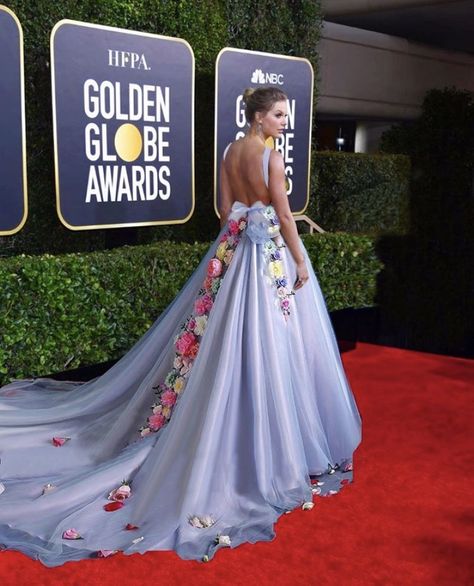 taylor swift on the golden globes red carpet 2020 Taylor Swift Best Red Carpet Looks, Taylor Swift At Award Shows, Taylor Swift Carpet Looks, Taylor Swift Ball Gown, Taylor Swift Ballgown, Taylor Red Carpet, Vmas Red Carpet 2022, Floral Red Carpet Dress, Taylor Swift Award Shows