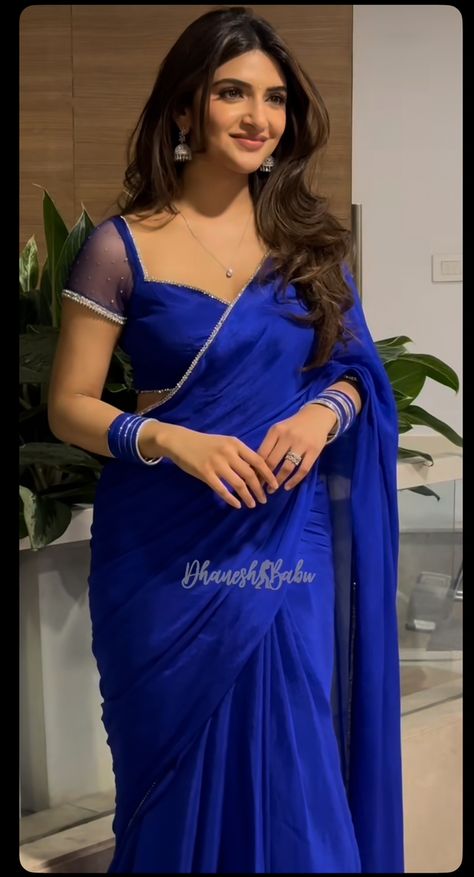 Plain Blue Saree Look, Sreeleela Blue Saree, Freshers Saree Ideas, 90s Saree Look, Blouse With Blue Saree, Blouse Designs For Plain Sarees, Sreeleela Saree, Plain Saree Look, Blue Saree Aesthetic