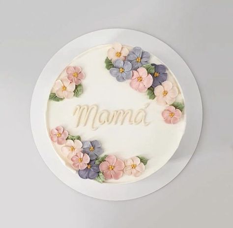 Pretty Bday Cakes, Bento Cake With Flowers, Bento Cake Flower Design, Birthday Cakes For Moms, Bento Cake For Moms Birthday, Mom Cake Birthday, Cakes For Moms Birthday, Floral Bento Cake, Bento Cake With Cupcakes Set