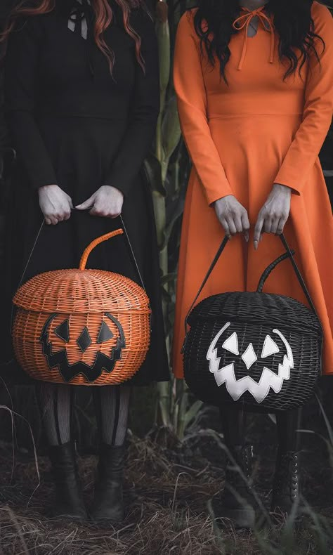 Halloween Couture, Halloween Picnic, Darkly Inclined, Boo Baskets, Halloween Decor Diy, Diy Halloween Decor, Boo Basket, Pumpkin Face, Halloween Stuff