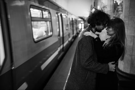 Train Engagement Photos, Subway Photoshoot, London Elopement, Field Engagement Photos, Nyc Photoshoot, City Wedding Photos, Nyc Elopement, Couple Poses Reference, U Bahn