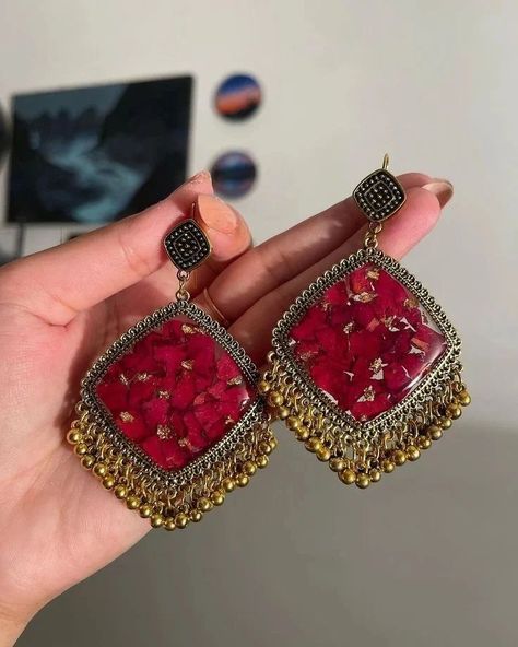 Flower Resin Jewelry, Indian Bridal Jewelry Sets, Pretty Jewelry Necklaces, Bridal Jewellery Design, Fancy Jewellery Designs, Indian Jewellery Design Earrings, Indian Jewelry Sets, Girly Accessories, Jewelry Design Earrings