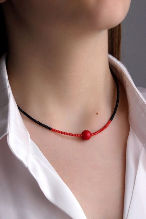 Negro rojo semillas cuentas Gargantilla rojo coral Single Bead - Etsy España #Organizers #Exploring #Exploring #the #Gemstone #The #Necklaces #Tidiness #the #Allure #Timeless #A #Choker #of #Fashion #Statement Minimalist Bead Necklace, Black And Red Beaded Necklace, Beaded Jewelry Patterns Necklaces, Red Beaded Necklaces, Beads Choker, Thread Necklace, Necklace Everyday, Black Beaded Bracelets, Beaded Necklace Designs