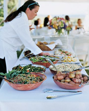 The food display has a casual, picnic feel about it. Ideas Para Catering, Rustic Buffet, Country Wedding Reception, Gourmet Breakfast, Reception Food, Wedding Reception Food, Wedding Buffet, Copper Pans, Food Displays