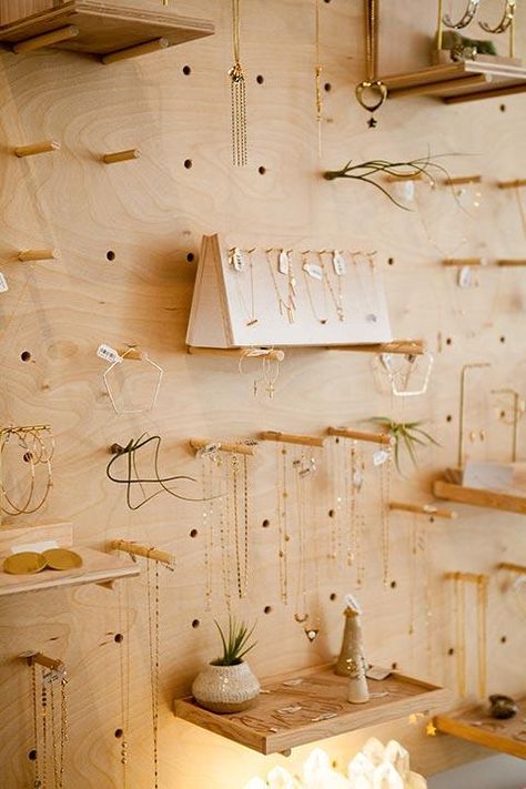 Jewelry Boutique Interior Store Design, Jewelry Exposition Ideas, Wooden Boutique Interior, Jewelry Shop Display Aesthetic, Boutique Earring Display, Accessories Wall Display Retail, Earrings Wall Store Display, Jewelery Showroom Display, Small Boutique Interior Design Ideas