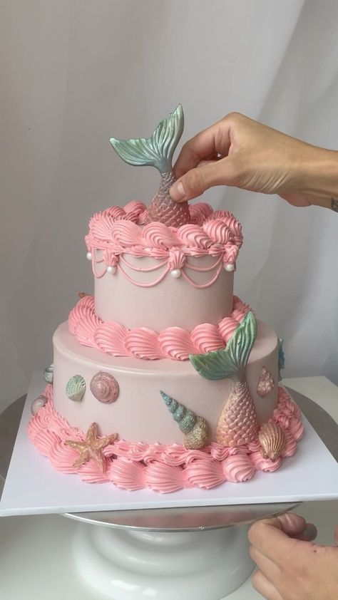 April’s Baker trên Instagram: “Two tier pink princess🩰👑” Pink Mermaid Cake, Little Mermaid Cakes, Princess Mermaid, Cartoon Cake, Chocolate Shells, Beautiful Birthday Cakes, Pink Mermaid, Mermaid Cakes, Mermaid Inspired