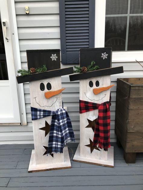 Diy Snowman Wood Craft Ideas, Snowman Made Of Wood, Diy Snowman Wood, Outdoor Wooden Snowman, Scrap Wood Snowman Diy, Wooden Snowman Diy Front Porches, Christmas Wood Crafts Diy Projects Xmas, Pallet Snowman Diy, Wooden Outdoor Christmas Decorations