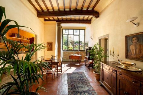 Let these 9 Airbnbs inspire your next trip to Florence! #airbnb #italy #italytravel #travelinspo #florenceitaly #florence Florence Italy House, Italy Homes Interior, Florence Italy Apartments, Italy Airbnb, Florence Hotels Italy, Italy Apartment, Florence Apartment, Italian Apartment, Florence Hotels