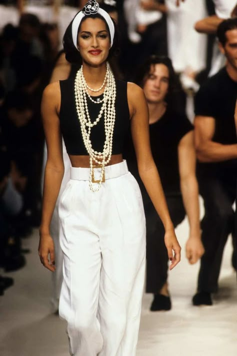 Chanel Spring 1995, Chanel Blazer, Chanel Runway, 90s Runway Fashion, Runway Fashion Couture, Runway Outfits, Mode Chanel, Look Retro, 90s Fashion Outfits