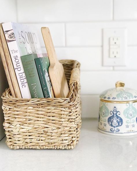 kitchen books decor Cookbook Organization, Farmhouse Side Table, Apartment Decoration, Nancy Meyers, Cute Dorm Rooms, Organizing Hacks, Navy Wallpaper, Classic Kitchen, White Subway Tile