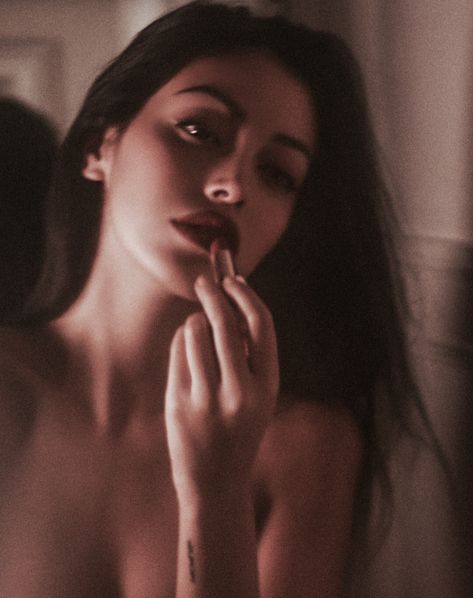 @tamirarani Mode Ulzzang, Photographie Portrait Inspiration, 사진 촬영 포즈, Cindy Kimberly, Dark Feminine Aesthetic, Foto Poses, Tumblr Boys, Feminine Aesthetic, The Villain