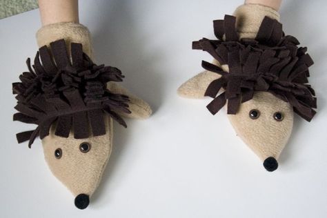 Sew Can Do: Hedgehog Critter Mittens Free Pattern + Tutorial Mittens Free Pattern, Batman Costume Diy, Diy Mittens, Baby Bubble Romper, Sock Puppets, Costume Tutorial, Handmade Costumes, Mittens Pattern, Aprons Patterns