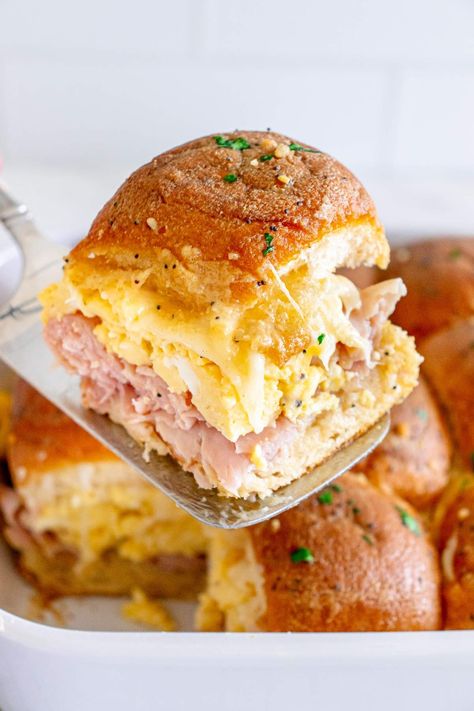 These breakfast sliders are definitely going to slide their way into your dreams. And then when you wake up you can enjoy one of these mouthwatering sliders. Or even two if you're hungry or have a big day coming up! Soft, fluffy slider buns are filled with eggs, ham, cheese, and more, to make these classic little bites. Enjoy them with orange juice, coffee or whatever happens to be your preferred beverage first thing in the morning. And there's no rules saying they are only for breakfast ... Egg And Cheese Sliders, Roll Sliders, Cinnamon Sugar Recipes, Easy Breakfast Sandwich, Breakfast Sliders, Easy Slider, Easy Slider Recipes, Hawaiian Roll Sliders, Week Night Meals