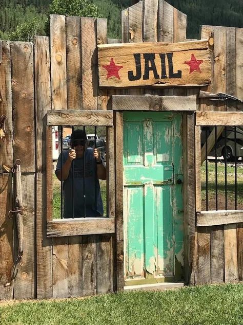 Old Western Town Store Fronts, Western Halloween Decorations, Western Town Buildings, Western Backyard Ideas, Vintage Campground, Creative Fences, Western Facade, Western Village, Old West Decor