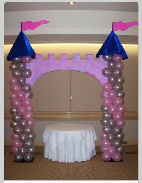 Columnas globos Balloon Castle Entrance, Princess Party Castle Entrance, Disney Castle Party Decorations, Balloon Castle Tower Diy, Castle Balloon Arch, Balloon Castle, Princess Party Decor, Castle Entrance, 4de Verjaardag