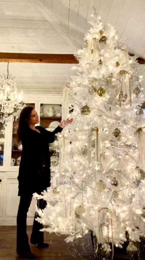 Christmas Tree Ideas Tinsel, Simple White Christmas Tree, French Country Cottage Christmas, White Christmas Tree Lights, Courtney Allison, Merry Christmas In French, White Tinsel, Charlie Brown Tree, Tinsel Christmas Tree