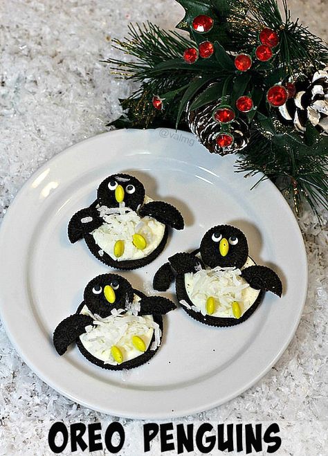 How To Make Oreo Penguins - From Val's Kitchen Oreo Penguins, Valerie Gray, Penguin Cookies, Homemade Holiday Gifts, Edible Crafts, Seasonal Treats, Different Cakes, Cookie Bar Recipes, Gel Food Coloring