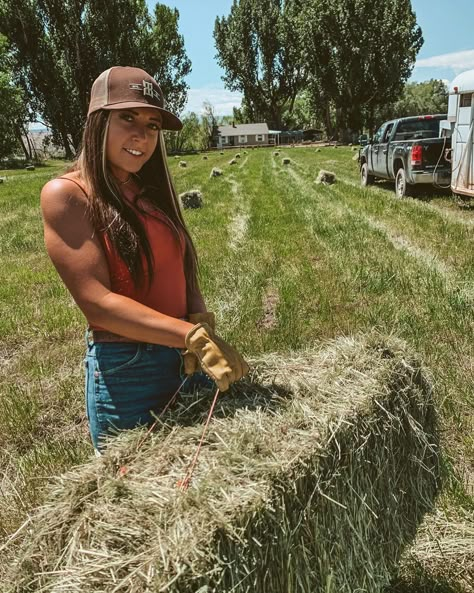 Katarina Abts’s Instagram photo: “giant biceps or well placed shadows?” Cute Cowgirl Outfits, Country Vibes, Cowgirl Pictures, Rodeo Girls, Farmer Girl, Ripped Girls, Rodeo Life, Country Girl Style, Country Women