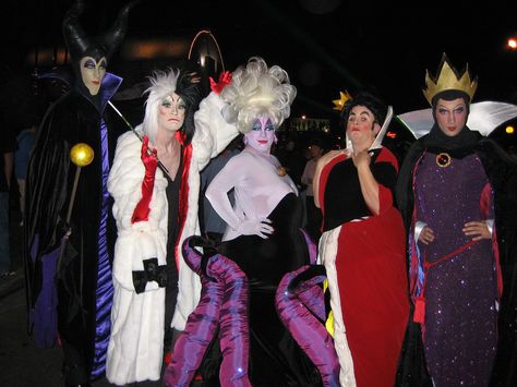 Disney villains costumes Villains Decorations, Disney Villians Costume, Disney Villains Costumes, Villains Costumes, Disney Villain Costumes, Ursula Costume, Clever Costumes, Disney Horror, Villain Costumes