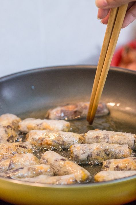 Packed with pork, prawn/shrimp and veggies, these Easy Vietnamese Fried Spring Rolls are lightly fried for a crispy, crunchy, flavourful appetiser. Made with rice paper for a satisfying crunch, enjoy them with our bonus spicy Vietnamese homemade dipping sauce! | wandercooks.com #vietnamesefriedspringroll #springroll #friedspringroll #glutenfree #crispyfriedspringroll #vietnamesecuisine Vietnamese Appetizers, Vietnamese Fried Spring Rolls, Asian Spring Rolls, Homemade Dipping Sauce, Rice Paper Rolls Recipes, Vietnamese Spring Rolls Recipe, Healthy Spring Rolls, Shrimp And Veggies, Vietnamese Rice Paper