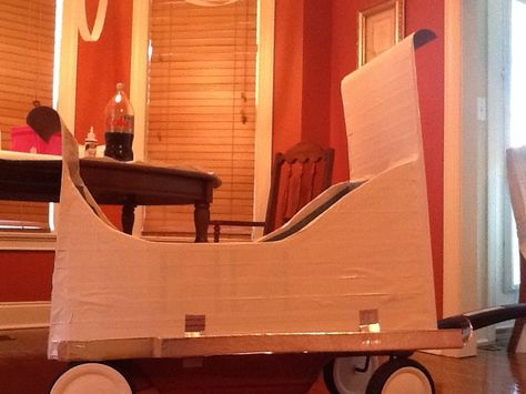 "Frozen" sleigh. Plastic Red Rider wagon converted to sleigh, using cardboard and white Duck tape. Sleigh Wagon Diy, Frozen Sleigh Wagon Diy, Cardboard Costumes, Pirate Christmas, Christmas Wagon, Wagon Ideas, Frozen Diy, Elmo And Friends, Cardboard Costume