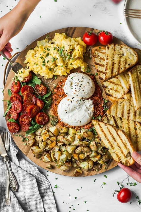 Easy To Make Breakfast, Romesco Sauce, Breakfast Board, Breakfast Platter, Brunch Spread, Party Food Platters, Charcuterie Recipes, Makanan Diet, Crispy Potatoes