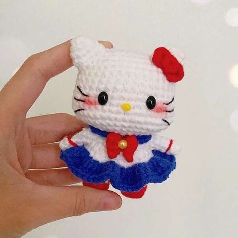 Sailor Moon Kitty Crochet Pattern - Eryhana Crochet Family Crochet Sailor Moon, Crochet Family, Moon Crochet, Crochet Keychain Pattern, Moon Pattern, Crochet Keychain, Crochet Stuff, Black Thread, Animal Dolls