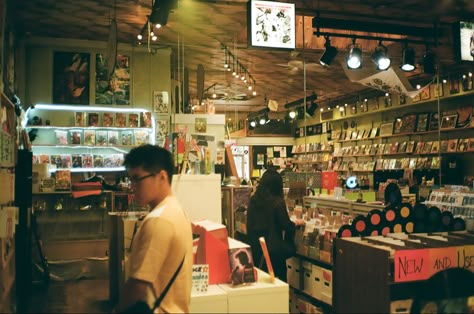 film, photography, photoshoot, night, 35mm, fujifilm, kodak, photoshoot, record store, records, vintage, grain Seoul Film Photography, Japan Film Photography, Fuji Film Aesthetic, Vintage Cinematography, China Film Photography, 35 Mm Film Photography, Taiwan Film Photography, Tokyo Film Photography, Film Photoshoot