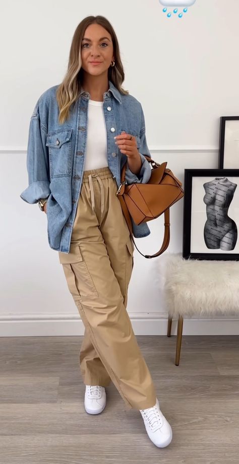 Beige Jean Outfits, Beige Pants Outfit Work, Cargo Jeans Outfit Women, Beige Jeans Outfit, Beige Pants Outfit, Adidas Outfit Women, Jean Beige, Chic Outfits Classy, Outfits For Mexico