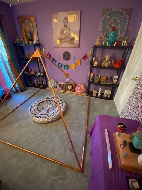 Purple Meditation Room, Egyptian Boho Decor, Spiritual Room Decor Meditation Corner, Chakra Bedroom Ideas, Crystal Healing Room Ideas, Alter In Bedroom, Meditation Party Ideas, Chakra Room Ideas, Meditation Pyramid