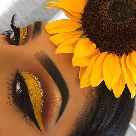 Eyeshadow Inspiration, Yellow Eye Makeup, Maquillage Yeux Cut Crease, Make Up Designs, Yellow Makeup, Nails Yellow, Makeup Eye Looks, Creative Eye Makeup, Hooded Eyes