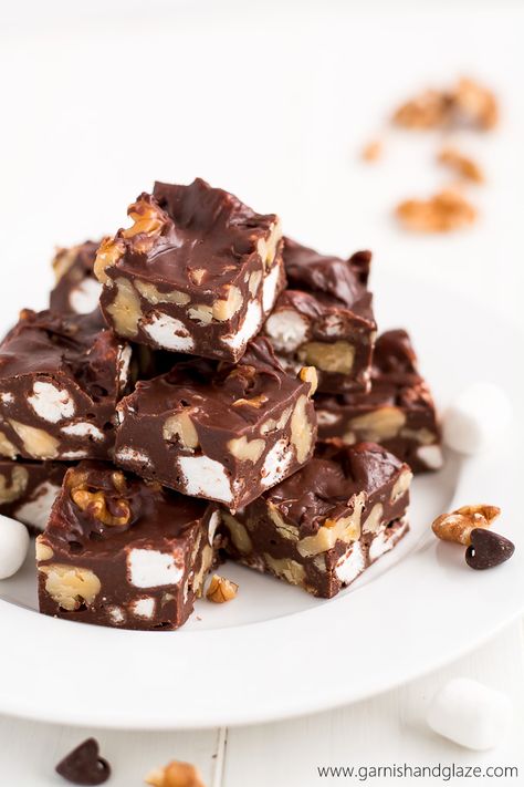 Rocky Road Candy, No Bake Fudge, Easy Dessert Bars, Rocky Road Fudge, Rocky Road Recipe, Marshmallow Chocolate, Averie Cooks, Desserts Vegan, Rocky Road