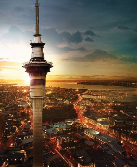 Sky Tower, Auckland, New Zealand - North Island - Este maravilloso edificio se llama el Sky Tower. El Sky Tower es muy famoso en Nueva Zelanda especialmente en Auckland. Se puede hacer un "bungy jump" (puenting) de la cima de la torre o si prefiere, se puede cenar en el restaurante. Phuket City, Sky Tower, Auckland City, Auckland New Zealand, New Zealand Travel, Phuket, City Lights, Auckland, Wellington