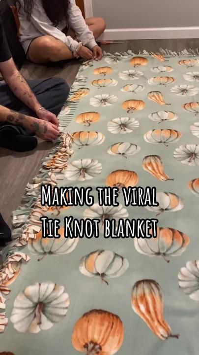 How To Tie Blanket, Tie Not Blankets, Twist Tie Blanket, Matching Tie Blankets, Double Sided Blanket Diy, How To Make Tie Blankets, Knot Tie Blanket, Cute Tie Blankets Ideas, How To Make A Tie Blanket