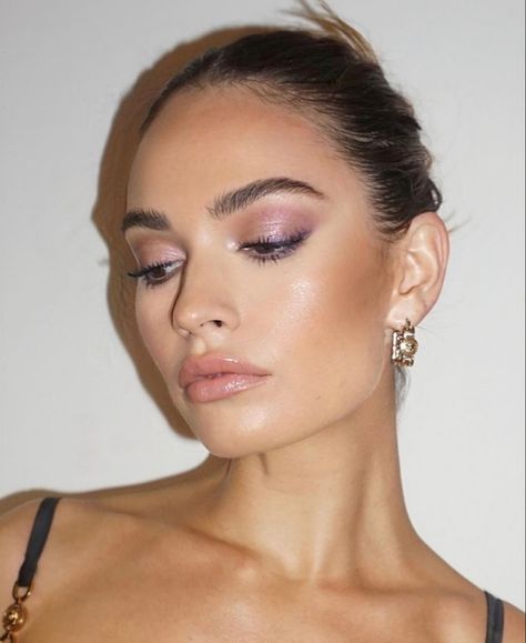 Bronze Pink Makeup, Pink Makeup For Brown Eyes, Subtle Pink Makeup, Pink Soft Glam, Celeb Makeup, Mauve Makeup, Maquillage On Fleek, Mekap Mata, Rose Makeup