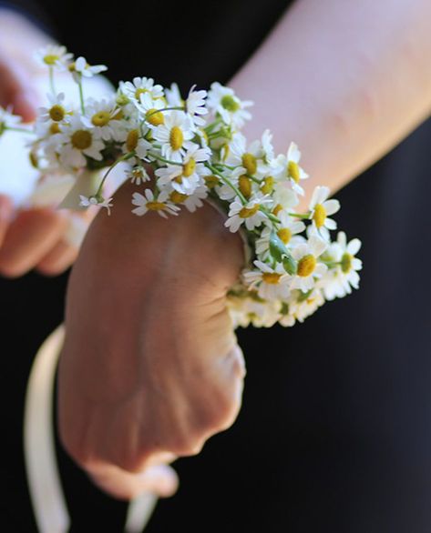 This New Wedding Flower Trend Is a Beautiful, Brilliant Way to Save Serious Money Eye With Flowers, Daisy Wedding Theme, Wedding Flower Trends, 1930s Style, Daisy Wedding, Flower Corsage, Rock My Wedding, Corsage Wedding, Wrist Corsage