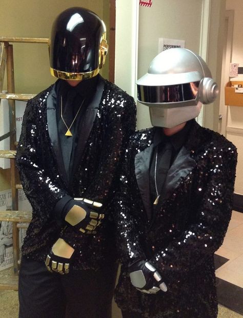 Halloween 2013. My boyfriend's and my Daft Punk costumes. Daft Punk Helmet Diy, Daft Punk Outfit, Music Icons Costume Ideas, Daft Punk Costume, Music Video Costumes, Daft Punk Halloween Costume, Punk Couples, Elf Reading, Punk Halloween Costume