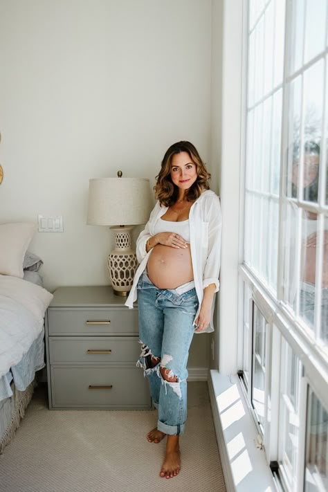 Denim And White Maternity Shoot, Maternity Jeans Outfit, Jeans And White Top, Maternity Shoot Outfit, Maternity Picture Outfits, Denim Photoshoot, Maternity Photo Outfits, Trendy Maternity Outfits, Maternity Photoshoot Outfits