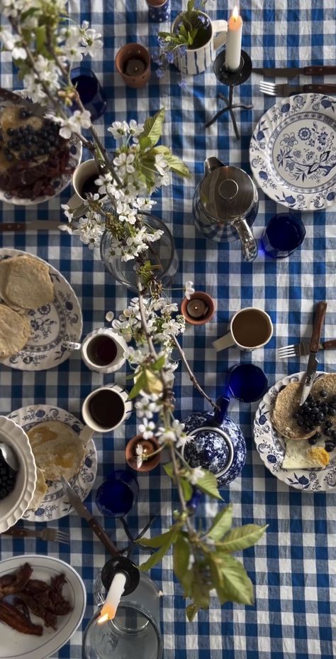 Table Flatlay, Food Poetry, Finland House, Summer Table Settings, Cottage Table, Dinner Host, Outdoor Dinner Parties, Nyc Bars, Dinner Table Decor