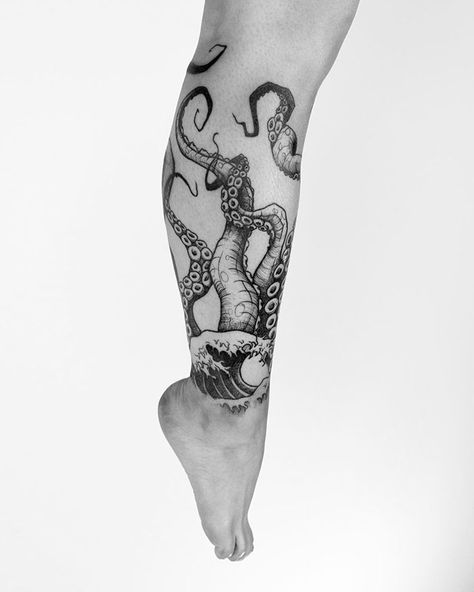 Octopus Leg Tattoo Tentacle Tattoo, Octopus Tattoo Sleeve, Kraken Tattoo, Octopus Tattoo Design, Full Leg Tattoos, Octopus Tattoos, Epic Tattoo, Marquesan Tattoos, Muster Tattoos