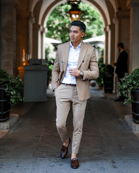 #classylook #classyoutfit #classymen #asianman Tan Suit Men, Suit Color Combinations, Tan Suit Wedding, Men Fashion Suit, Best Color Combinations, Beige Suit, Light Grey Suits, Tan Suit, Shirt And Tie