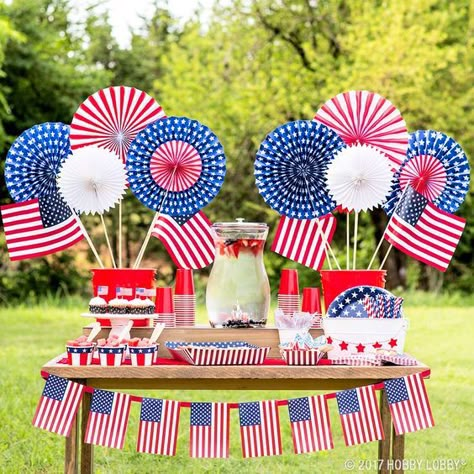 Red White And Blue Decorations, American Themed Party, Decoration Communion, Blue Decorations, Usa Party, American Party, Fourth Of July Decorations, Fourth Of July Food, Fourth Of July Decor