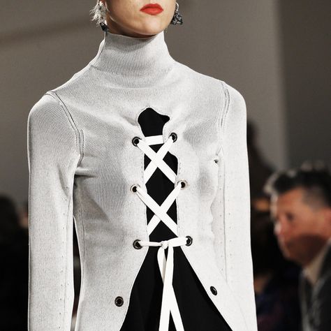 This trend is a laid-back take on a sexy staple Detail Couture, Couture Mode, 2016 Fashion, Fall 2016, Proenza Schouler, Fashion Details, Gq, Runway Fashion, My Blog