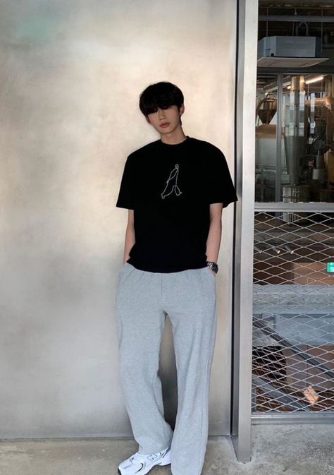 Grey Sweatpants Outfit Men, Sweatpants Outfit Men, Grey Sweatpants Outfit, Gray Sweatpants Outfit, Outfit Cowo, Korean Street Fashion Men, Guys Fashion Casual, Asian Men Fashion, Minimalist Fashion Men