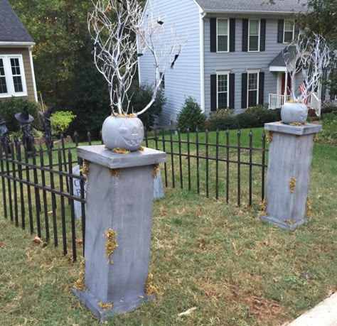 Graveyard Trunk Or Treat, Diy Halloween Graveyard, Halloween Cemetery, Halloween Outside, Halloween Props Diy, Halloween Graveyard, Festa Harry Potter, Diy Halloween Decor, Stone Columns